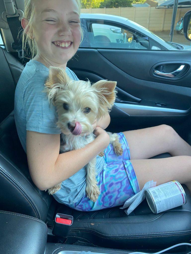 Zané Ackerman (11) met Minkie (3) nadat sy Donderdag in die veld naby die N8 gevind is.