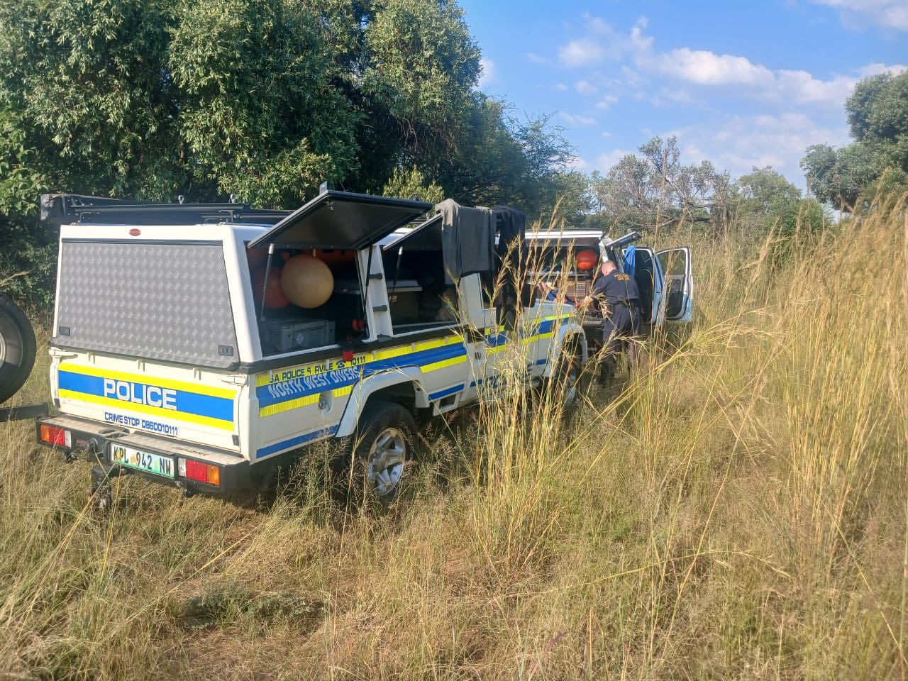 A police vehicle at the scene where the North West SAPS Diving unit retrieved the body of the deceased constable from the dam.