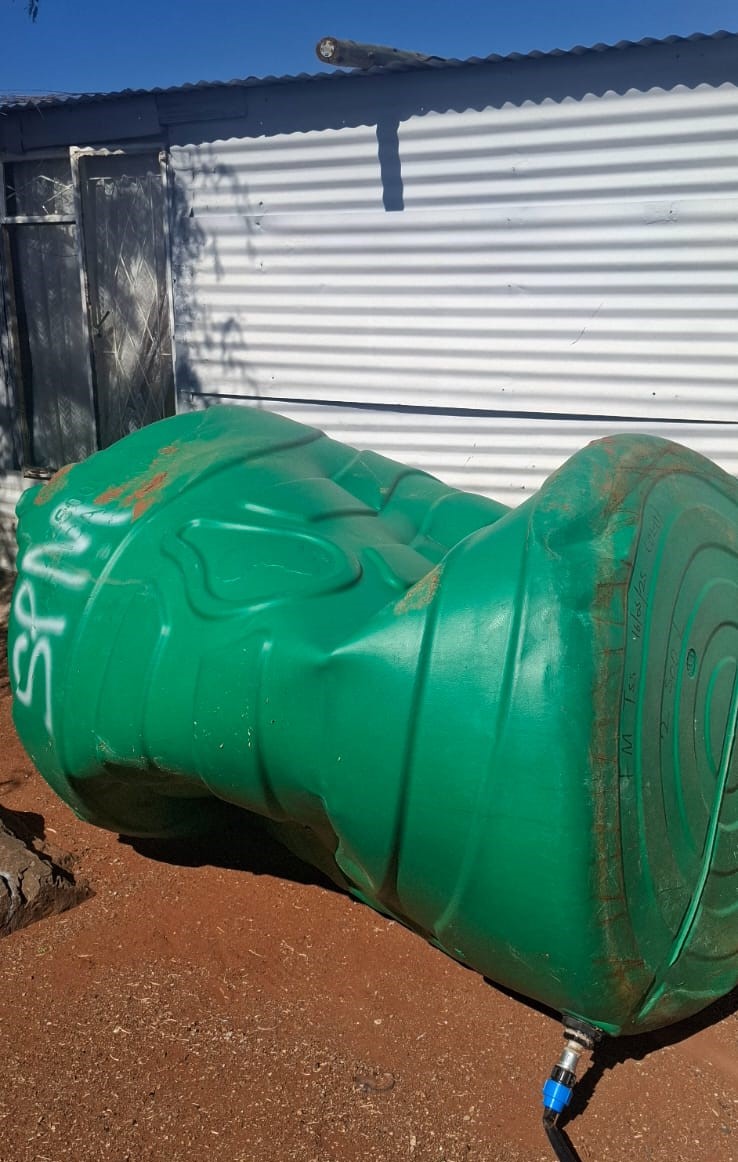 Inwoner veg om lewe ná gevulde munisipale watertenk op hom val