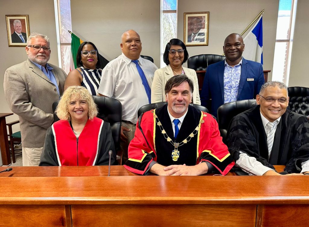 Die nuwe burgermeesterskomitee is (voor van links) Olwene Daniels, die nuwe burgemeester Marius Koen en Heinrich Mettler, munisipale bestuurder. Agter staan Jaco Kotzé, Sinah Mamabolo, Wimpie America, Eventhia Vaughan en Michael Schaffers. Foto: SBM