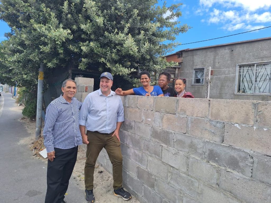 Ebrahim Sawant (wyksraadlid) en Geordin Hill-Lewis by inwoners van Wesbank.