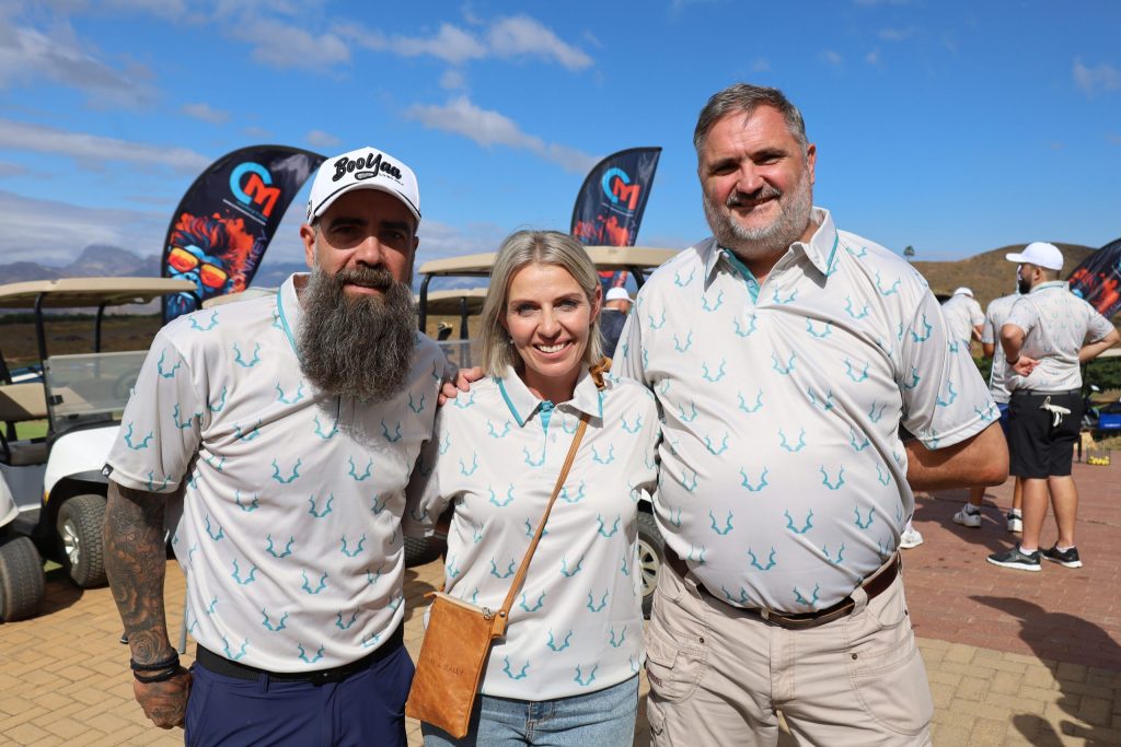 
Jo Black saam met Margolé Riekert (Helpende Hand se hoof van projekte) en Hannes Noëth (uitvoerende direkteur van Helpende Hand) op ’n gholfdag ten bate HelpJag.