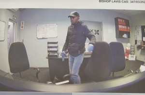 Polisie soek hulp om vermeende sakerower te identifiseer