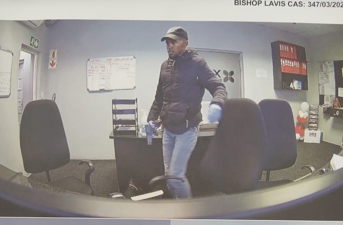 Die drie het op 16 Maart 2024 omstreeks 06:30 by die perseel van Xone-sekerheidsdienste in die lughawe-nywerheidsgebied ingebreek, waar hulle die veiligheidswagte met vuurwapens gedreig en daarop aangedring het dat hulle hul vuurwapens oorhanding.