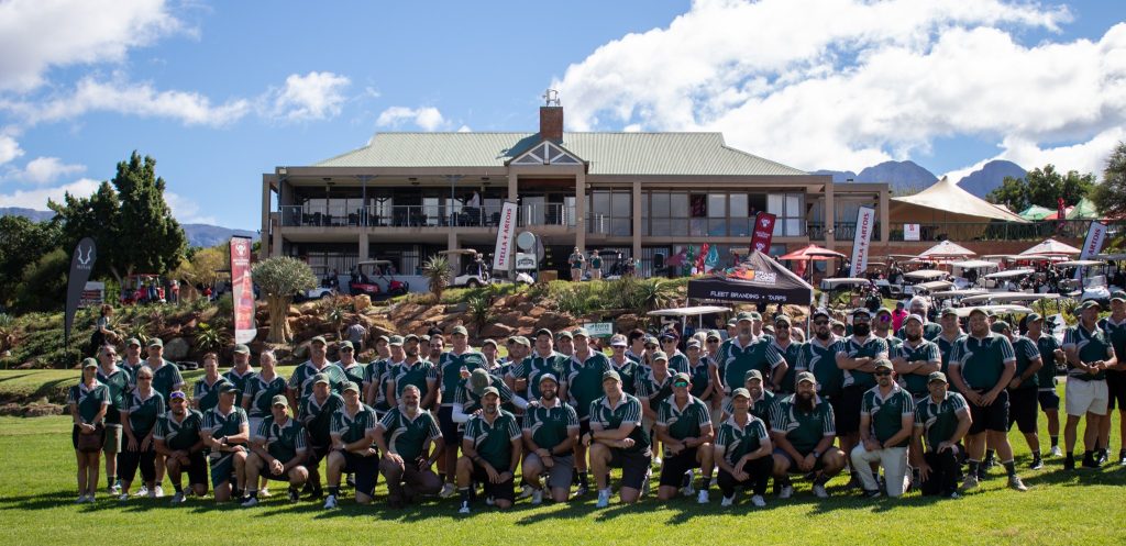 Die groep gholfspelers op HelpJag se Worcester-gholfdag waar R250 000 ingesamel is om gemeenskappe te ondersteun. 