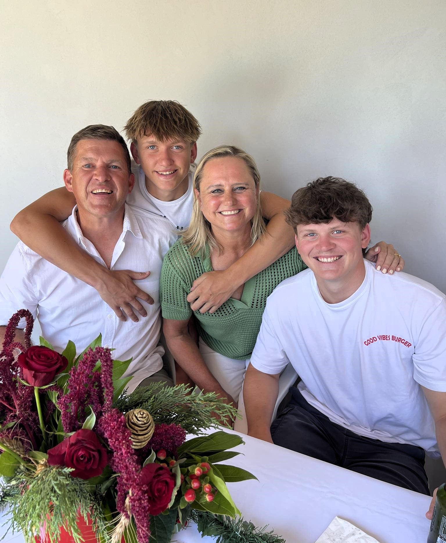 Jean-Luc Olivier (agter) is hier met sy gesin, sy pa Eugene, sy ma Sandra en broer Emile gedurende Kersfees verlede jaar.