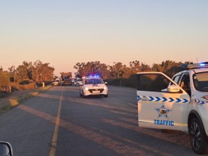Ses dood, twee beseer in kop-aan-kop botsing op Hopefield-pad