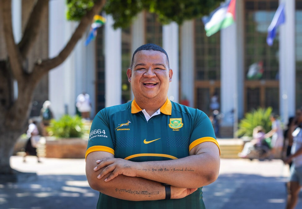 Singer, radio host, and popular content creator, Anslin Gysman. Anslin is also a full-time employee as a human resource professional at the University of the Western Cape. Image: Shelley Christians/UWC
