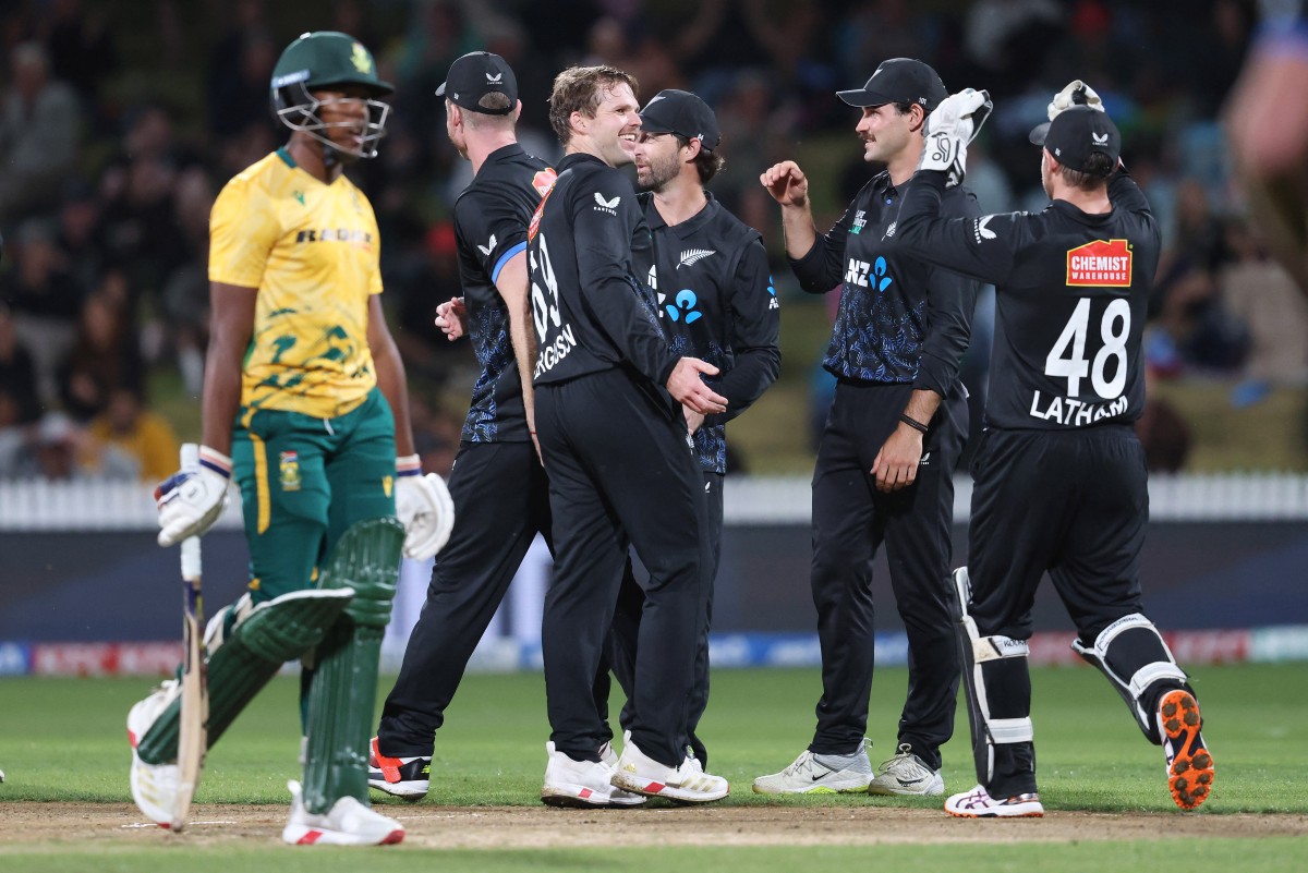 New Zealand's Lockie Ferguson (C) celebrates the wicket of South Africa's Nqobani Mokoena (L) during the second Twenty20 international cricket match
