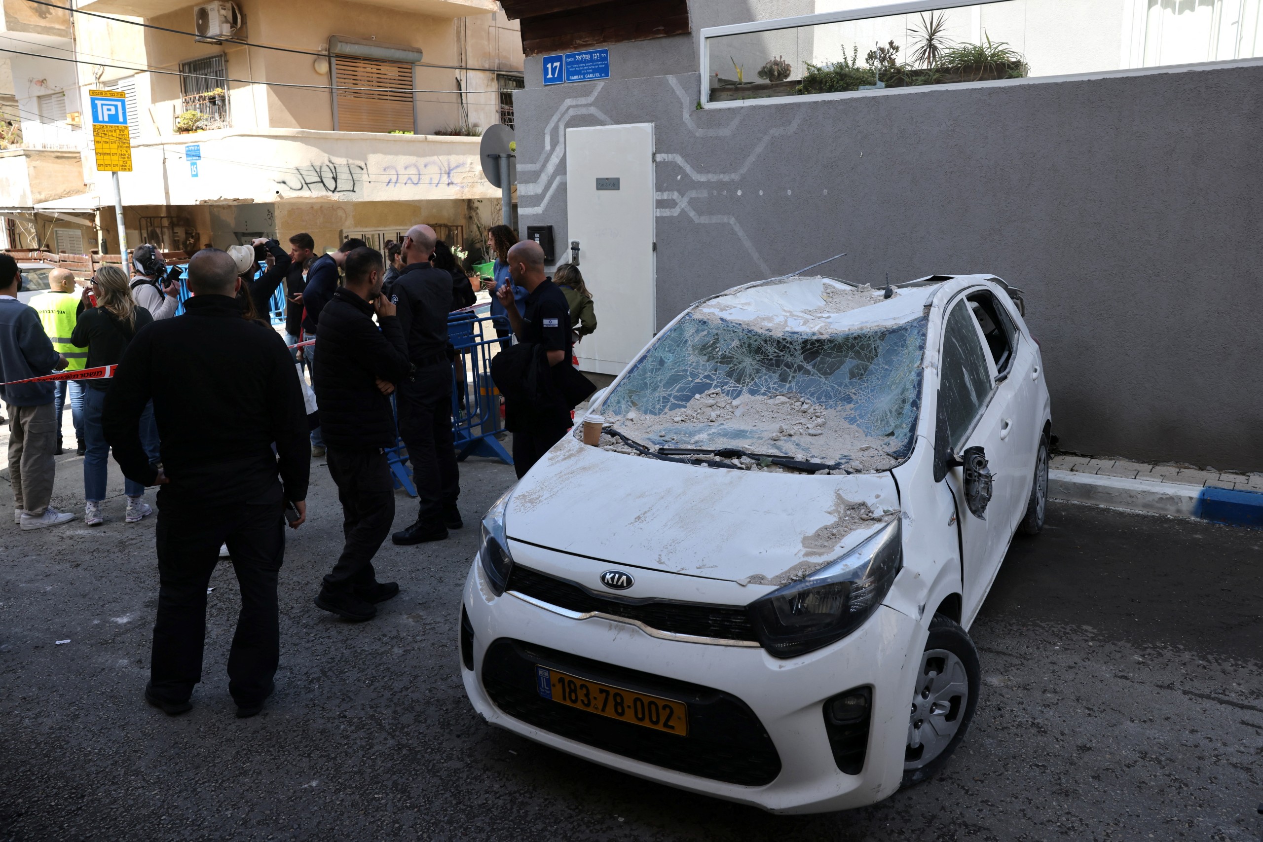 Israeli security forces cordon off the area following an impact reportedly caused either by a missile or by interceptor fragments in Tel Aviv on 22 March 2026. Photo: AHMAD GHARABLI / AFP