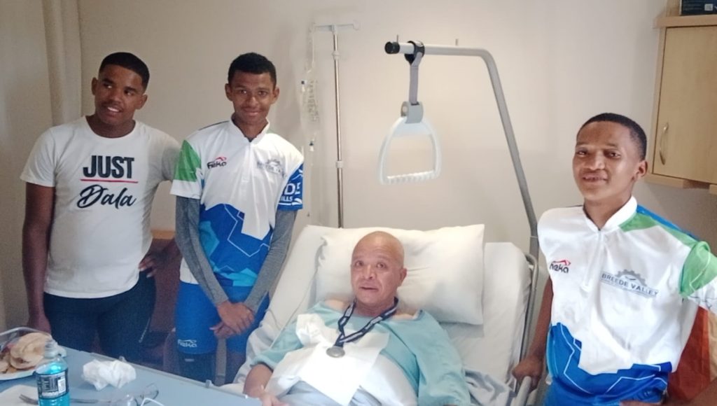 Llowellyn Syce met die fietsry-seuns.