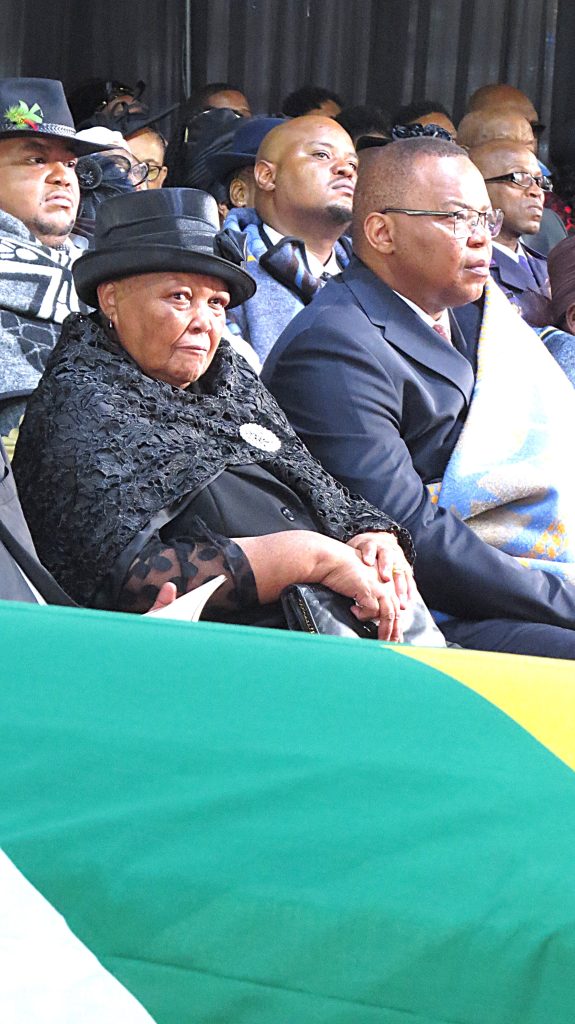 Ntombenhle Lekota en haar seun, Kotane Lekota, op Mosiuoa se begrafnis op 14 Maart in Bloemfontein.