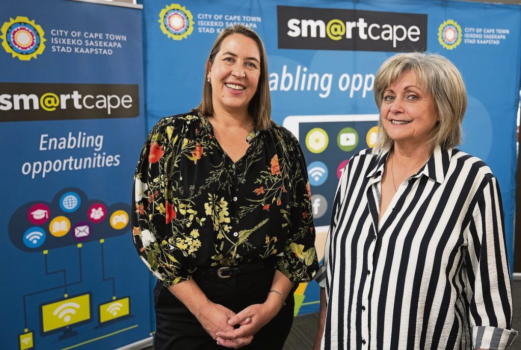 Francine Higham (left), the City’s Mayco member for community services and health, and Theresa Uys, the City's Mayco member for corporate services, were at the Durbanville Public Library this past Monday to celebrate the success of the SmartCape programme at city libraries.