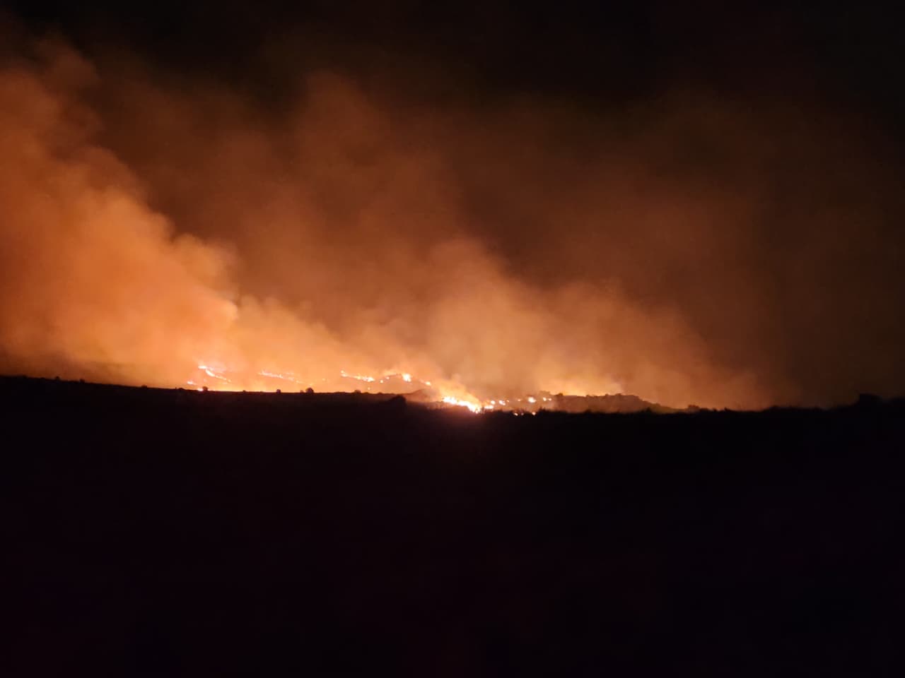 Fire in mountains above De Doorns burns through the night