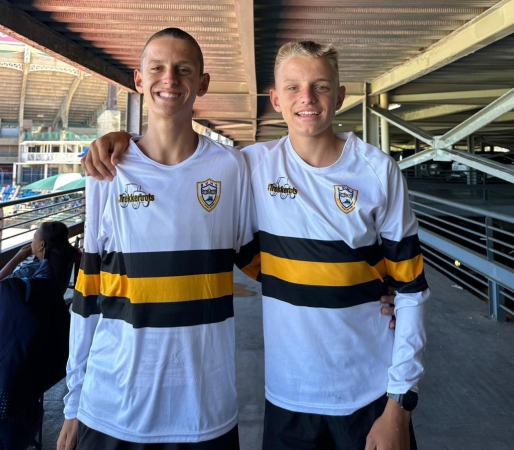 Ruhan Cilliers, tweede in die Vrystaat se top-50, en sy tweelingbroer Dehan (regs), wat die 3 000 m-rekord verbeter het.