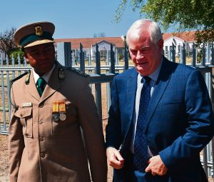 Minister Pieter Groenewald vereer beamptes vir 40 jaar diens by Goodwood-tronk