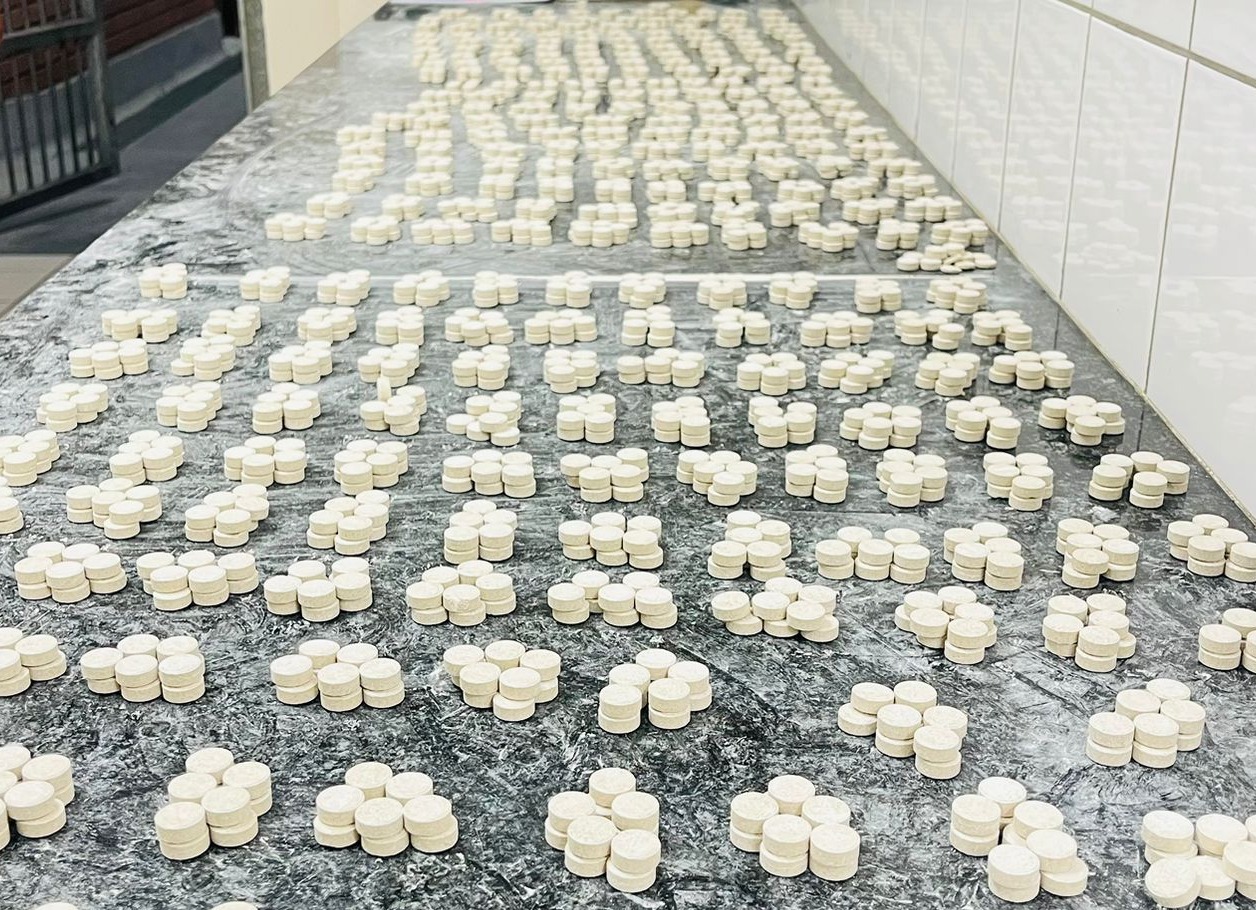 Off-duty police officers demonstrated dedication beyond the call of duty when they arrested a 37-year-old suspect for possession of drugs in Michausdal, Nxuba (formerly Cradock).