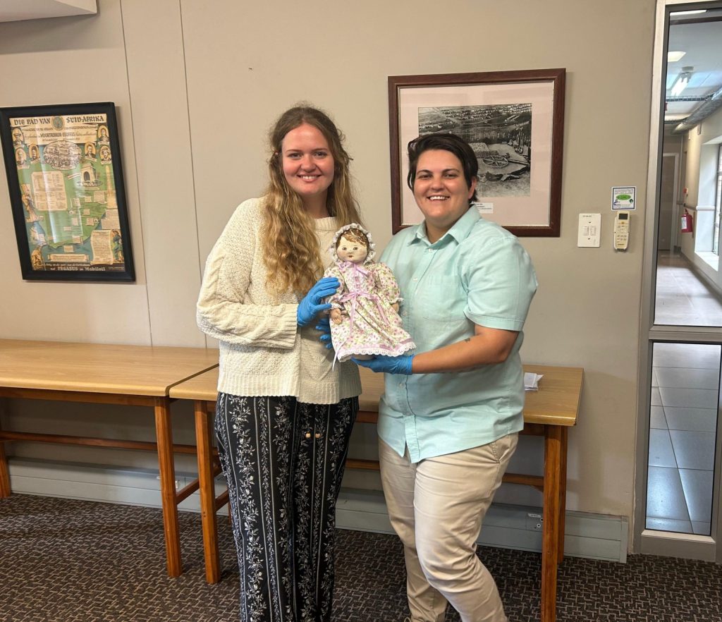 Kirsten Naude, aktrise, en Monique Lubbe, kurator van die Erfenisstigting met die Reinet-pop 