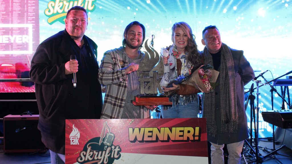 Met die aanwys van FAK Skryf’it 2025 se wenners is van links Barry Muller, Logan Pietersen, Nádine en Machiel Roets.