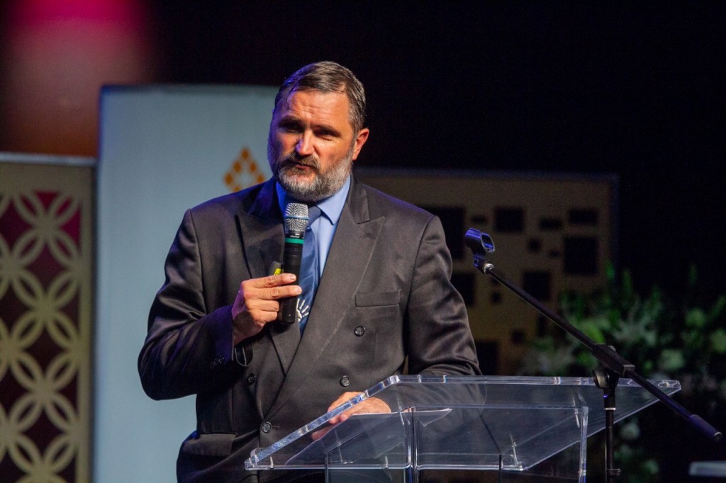 Helpende hande se Hannes Noëth