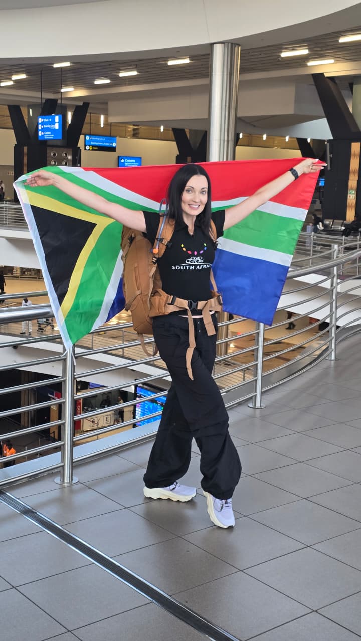 Talitha Oosthuizen carrying the South African flag to the top of Mount Everest.