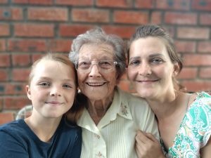 Ouma Phoebe vier 100 met glasie whisky
