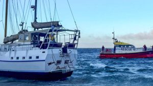 Quick action by NSRI saves drifting yacht from destruction