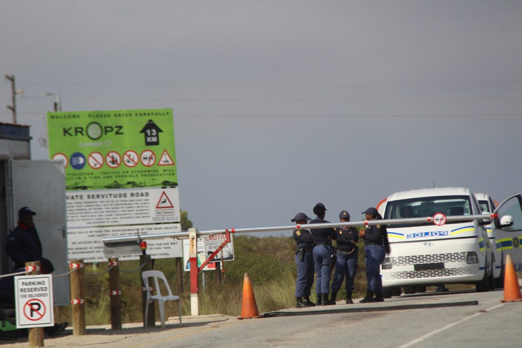 Pops het die ingang na Kropz Elandsbaai beman.