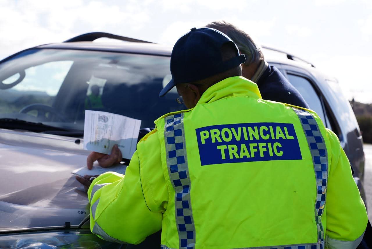 Provincial traffic officials attended to an oil and diesel spillage on the R46. Photo: Western Cape Government