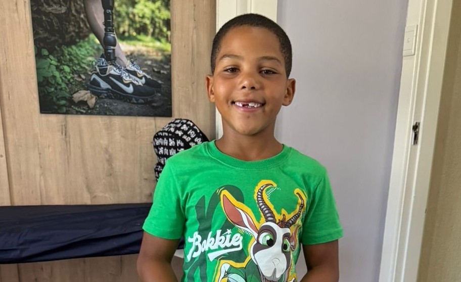 Oluthando "Olu" Nkosinkulu (7) received donations that enabled him to now have a new prosthetic leg.