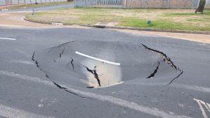 Sinkgat sluk pad in na groot pyp in Brackenfell bars