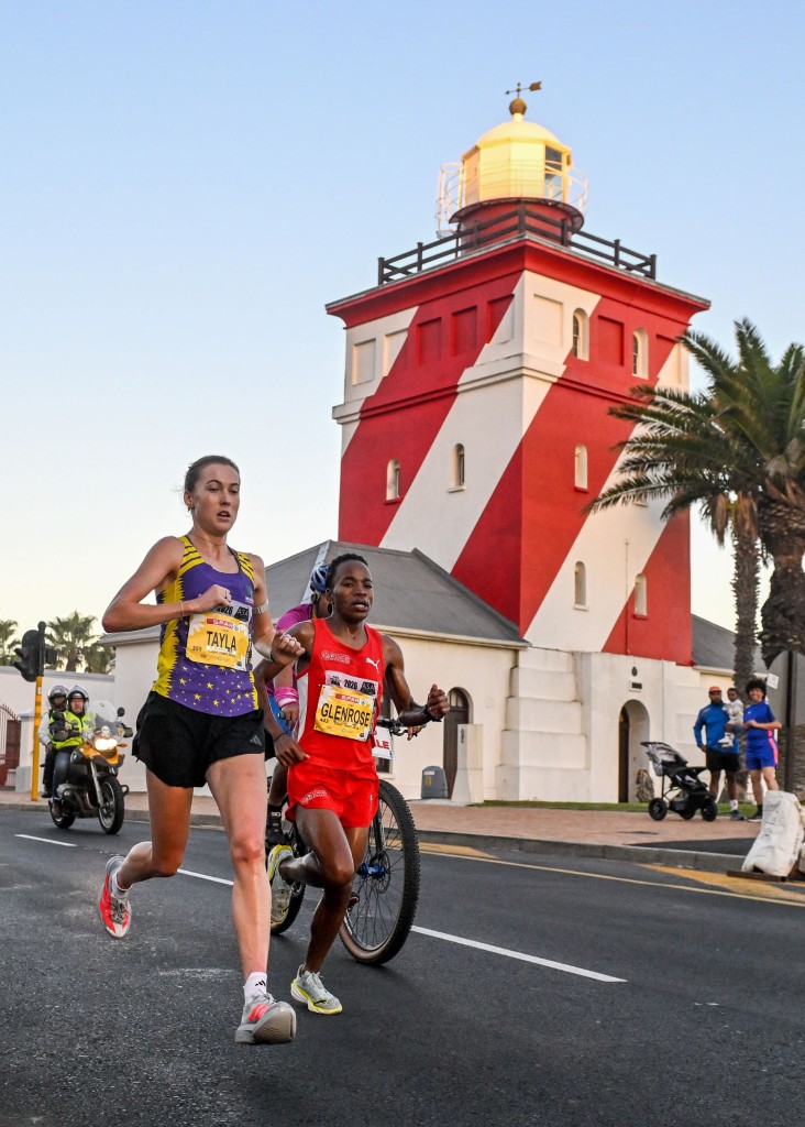 Tayla Kavanagh leads second-placed Glenrose Xaba at the 8km mark near the iconic Greenpoint Lighthouse.