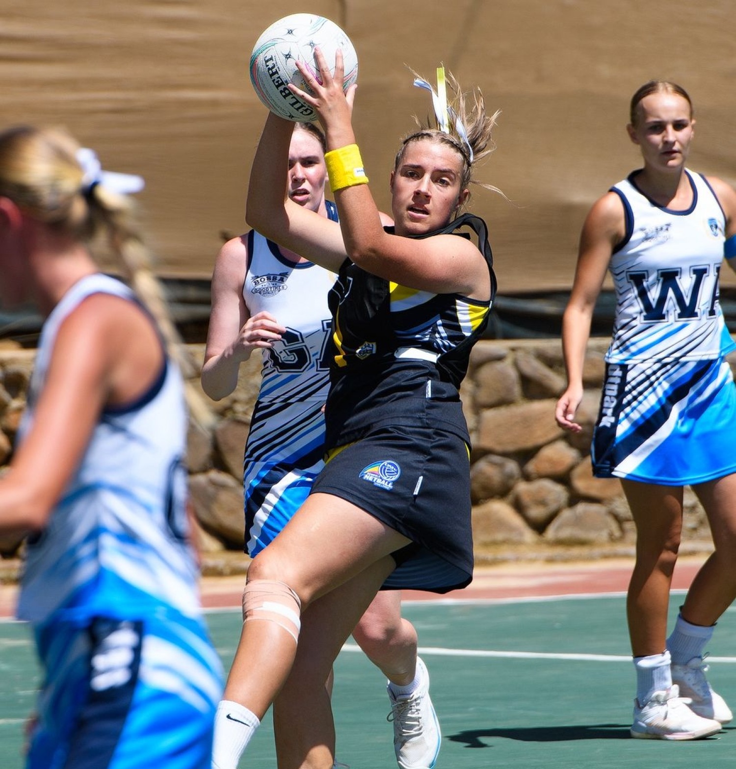 In een van die eerste bepalings van die Wesgrow Sentrale Skole Sportreeks vir 2026 het Voortrekker se eerste netbalspan Fichardtpark met 44-26 geklop. Hier het Maja Botha van Voortrekker die bal.