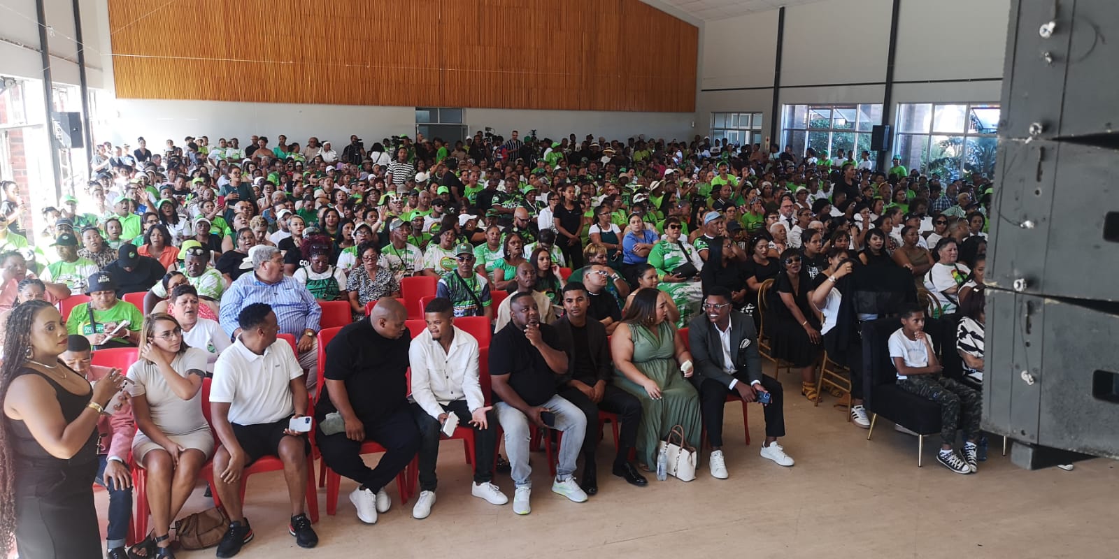 Honderde geesdriftige ondersteuners van die PA het die Dial Rock-saal in Saldanha volgepak vir dié geleentheid. Foto: Danie Hefers