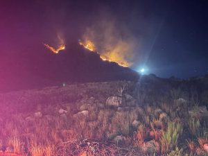 Brand woed by Du Toitskloofpas buite die Paarl