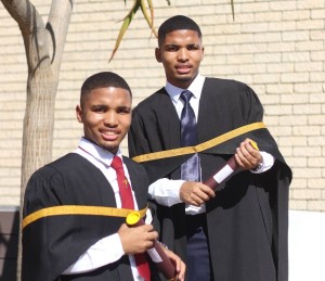 Tweelingtriomf: Atlantis-broers gradueer van Universiteit Stellenbosch