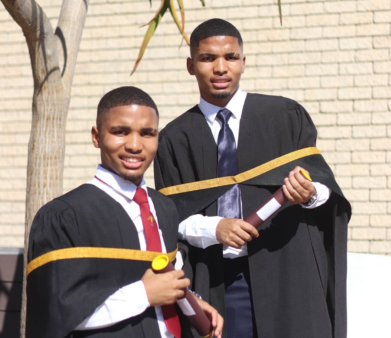 Tweelingtriomf: Atlantis-broers gradueer van Universiteit Stellenbosch
