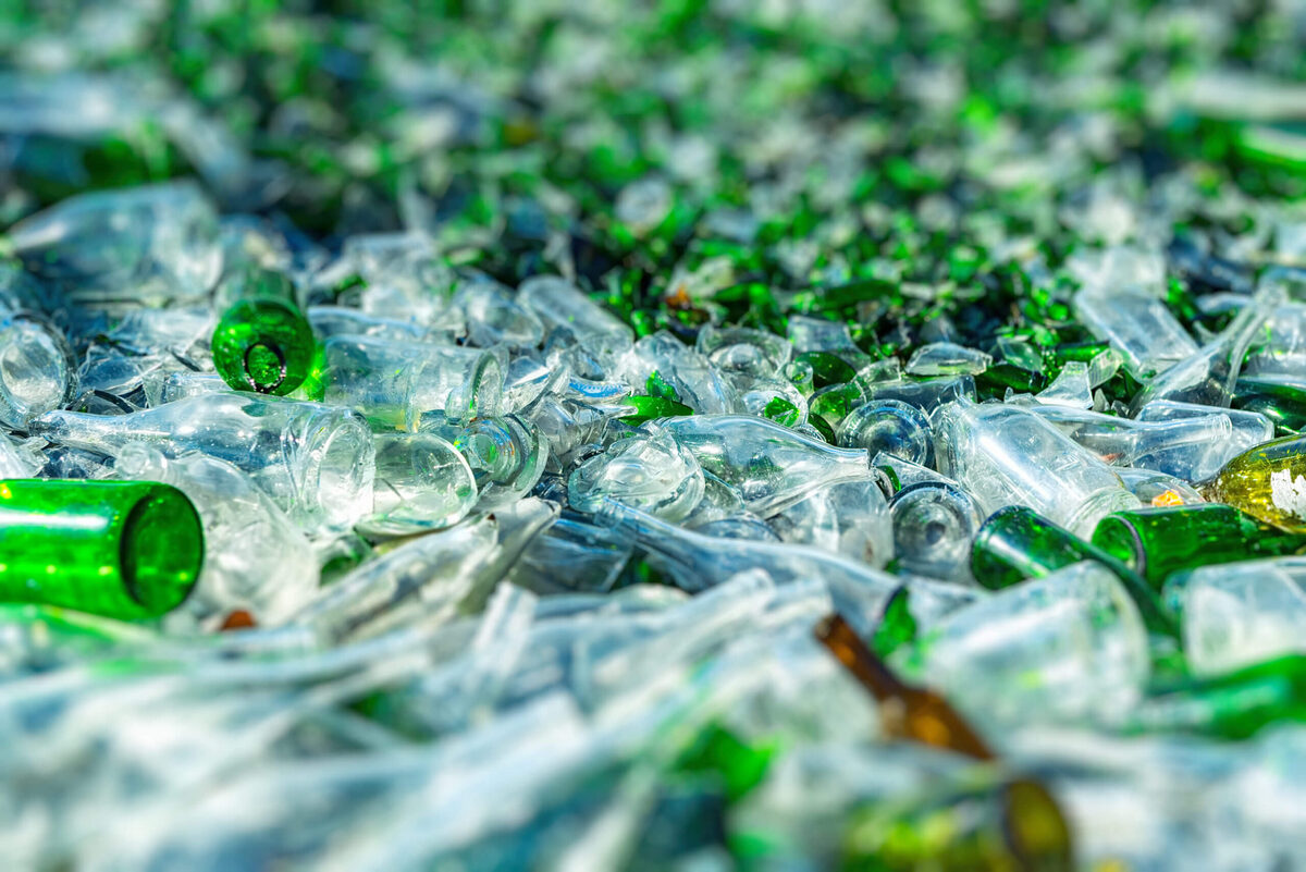 Glass recycling creates income and entrepreneurship opportunities in 2026.