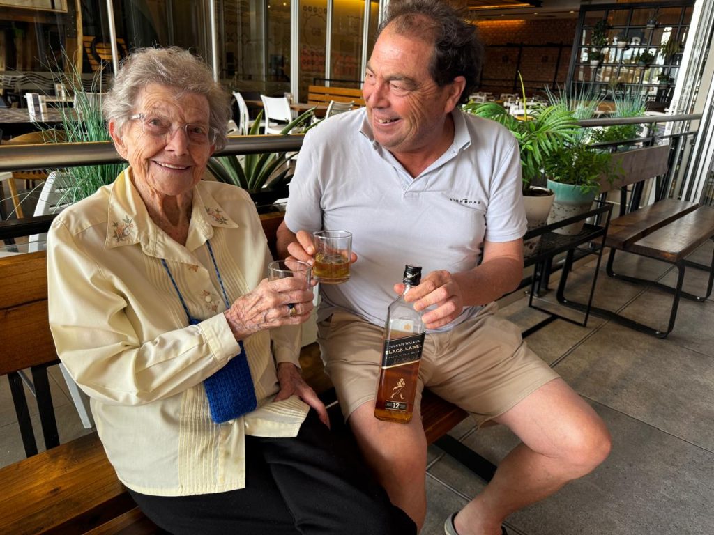Phoebe Hewett en haar seun, Arthur, klink 'n glasie whisky op haar 100ste verjaardag