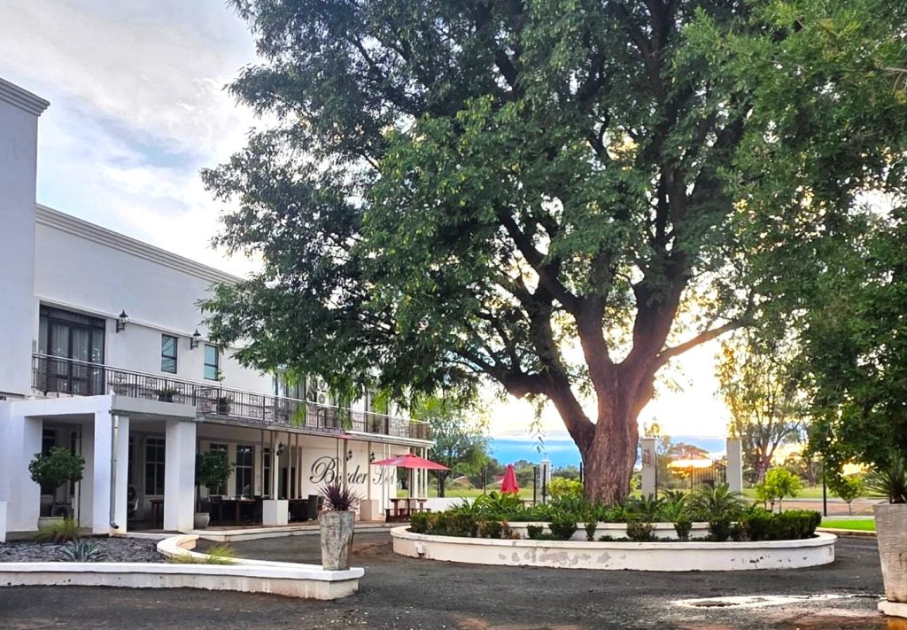 Die Hotel Border Post het 'n groot en boomryke tuin waar onthale en pieknieks aangebied word. 