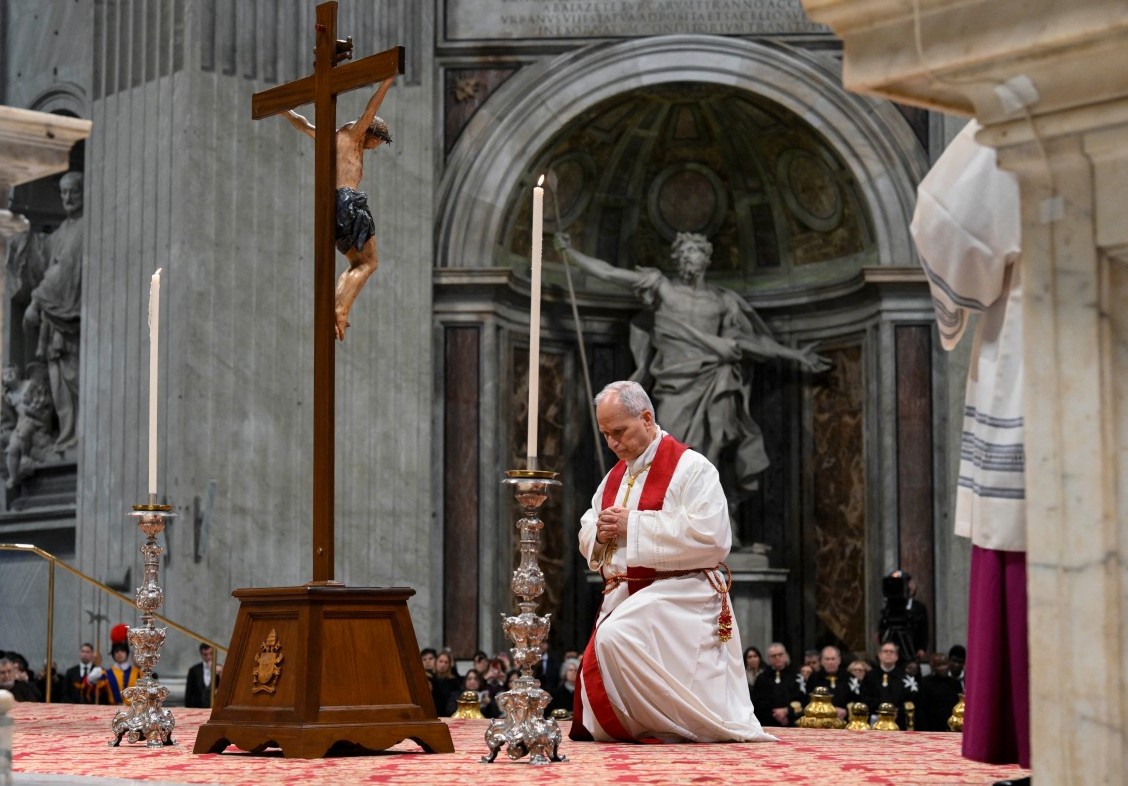 Pope Leo prays.