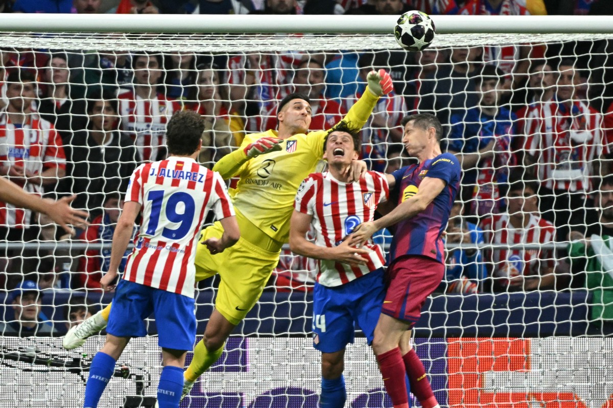 Atletico Madrid's Argentine goalkeeper #01 Juan Musso (C) makes a save during the UEFA Champions League quarter final second leg football match between Club Atletico de Madrid and FC Barcelona