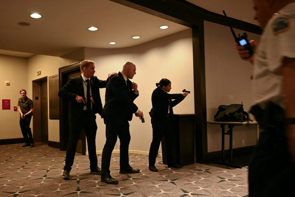 Agents draw their guns after loud bangs were heard during the White House Correspondents' dinner 