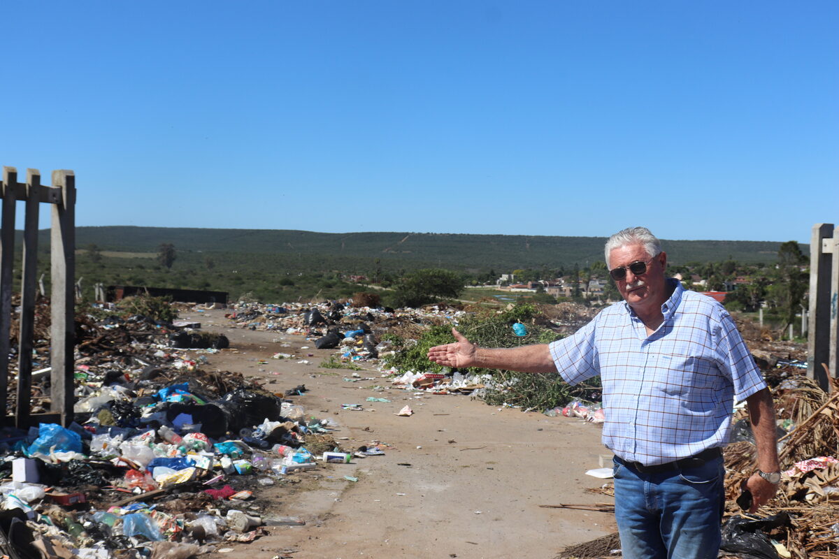 Councillor Basson at the unmaintained Hillwagt transfer site.