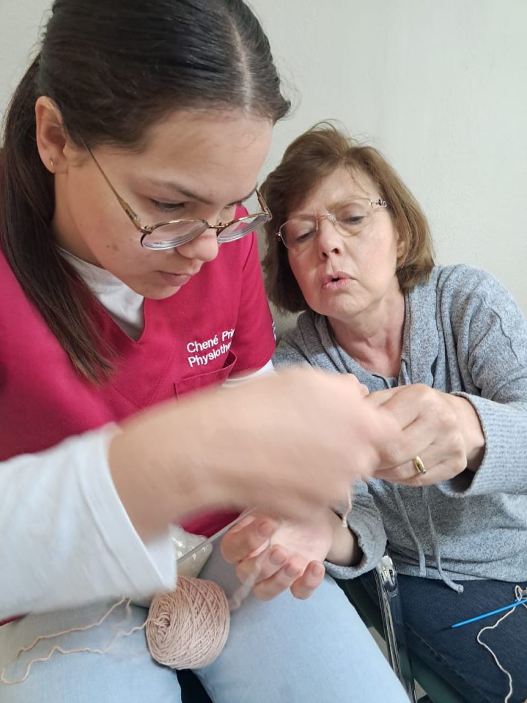 Chené Prinsloo en Manie Vorster aan die brei vir die Boesemvriendinne-projek.