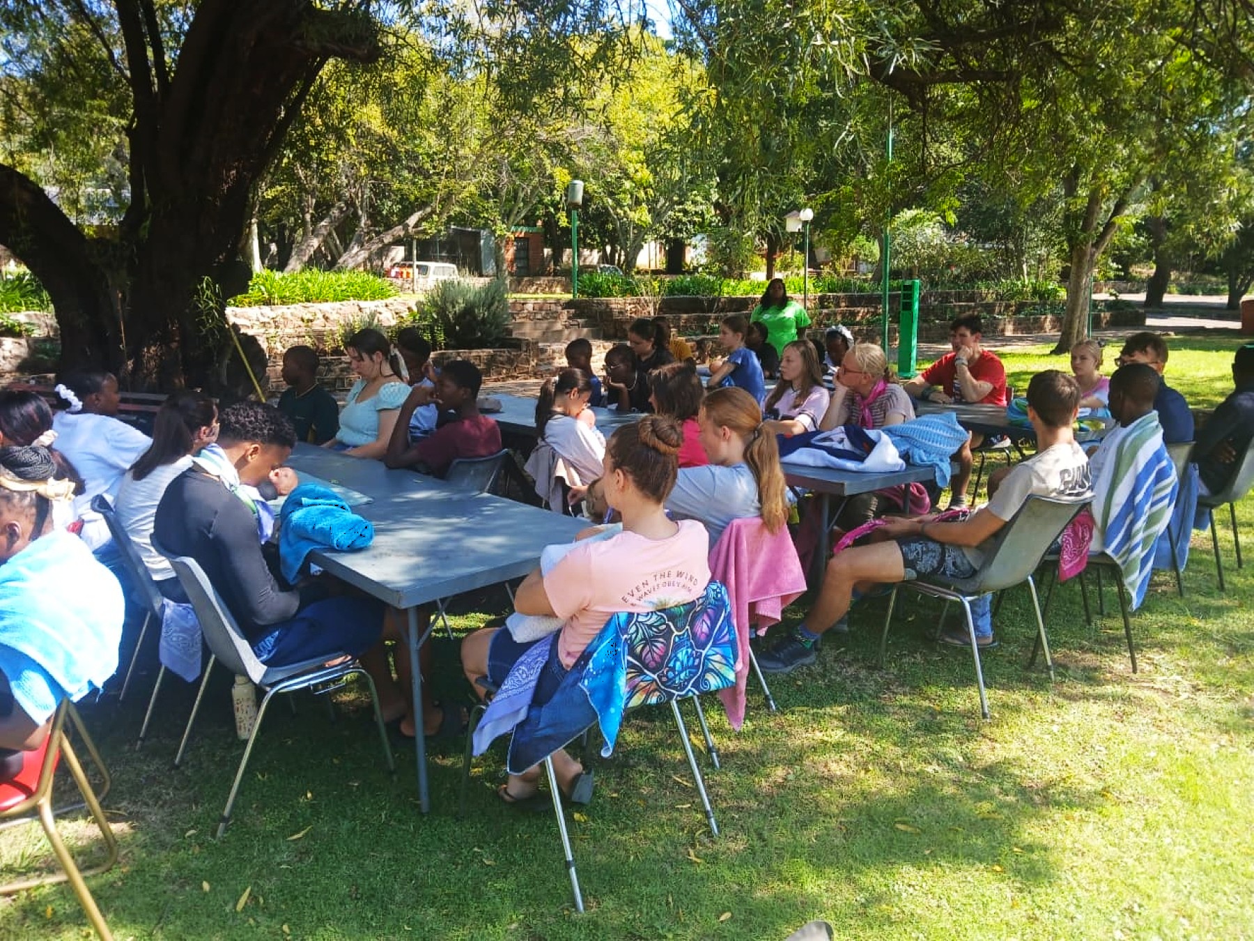 Jongmense van regoor die Vrystaat wat Engo se sorgverlaterskamp tydens die afgelope skoolvakansie bygewoon het, word hier toegerus om hul toekoms met selfvertroue en onafhanklikheid aan te pak. Foto:Verskaf