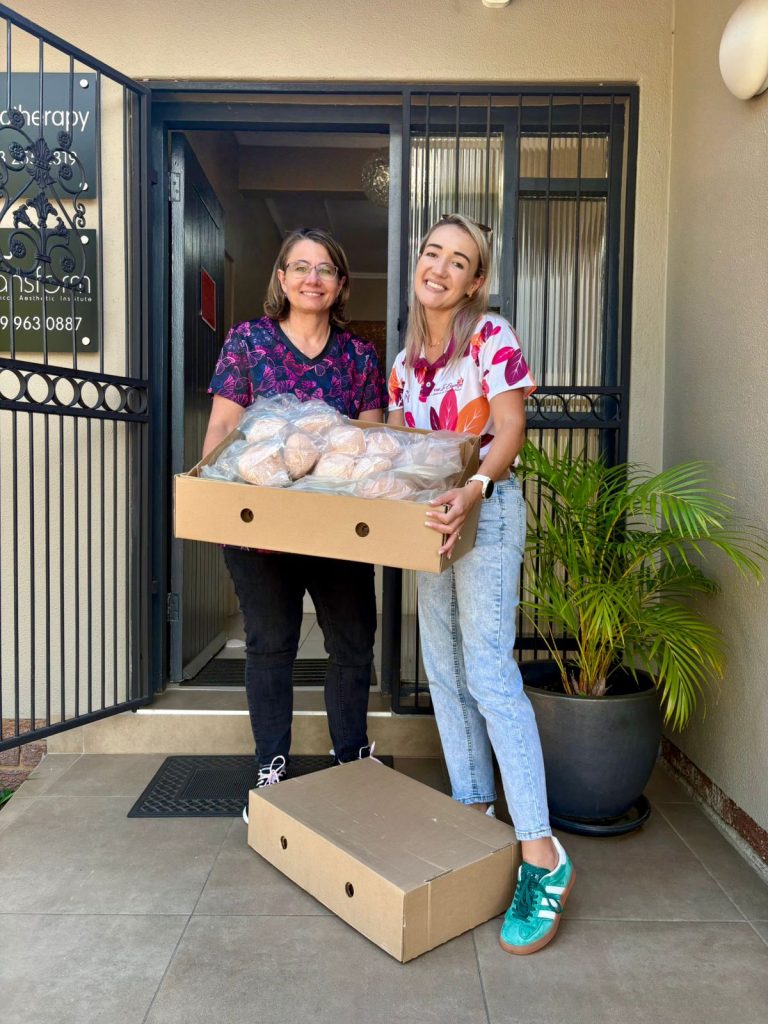 Elaine Hough, fisioteraeet, oorhandig gebreide borsprosteses aan Chandré Joubert van Solidariteit Helpende Hand.
