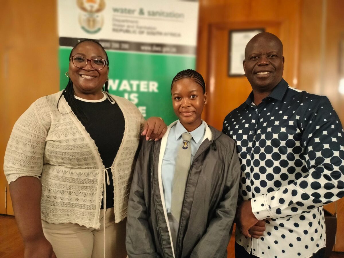 Ziyanda Xokozela (Director: Water and Sanitation Services Support), Okuhle Dlalisa (grade 10 learner in the Lephola Secondary School in Welkom) and Marcus Motshegwa (Department of Water and Sanitation in the Free State)