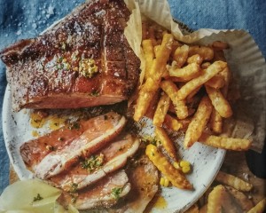 Picanha-steak met cowboy-botter vinnig en maklik in lugbraaier