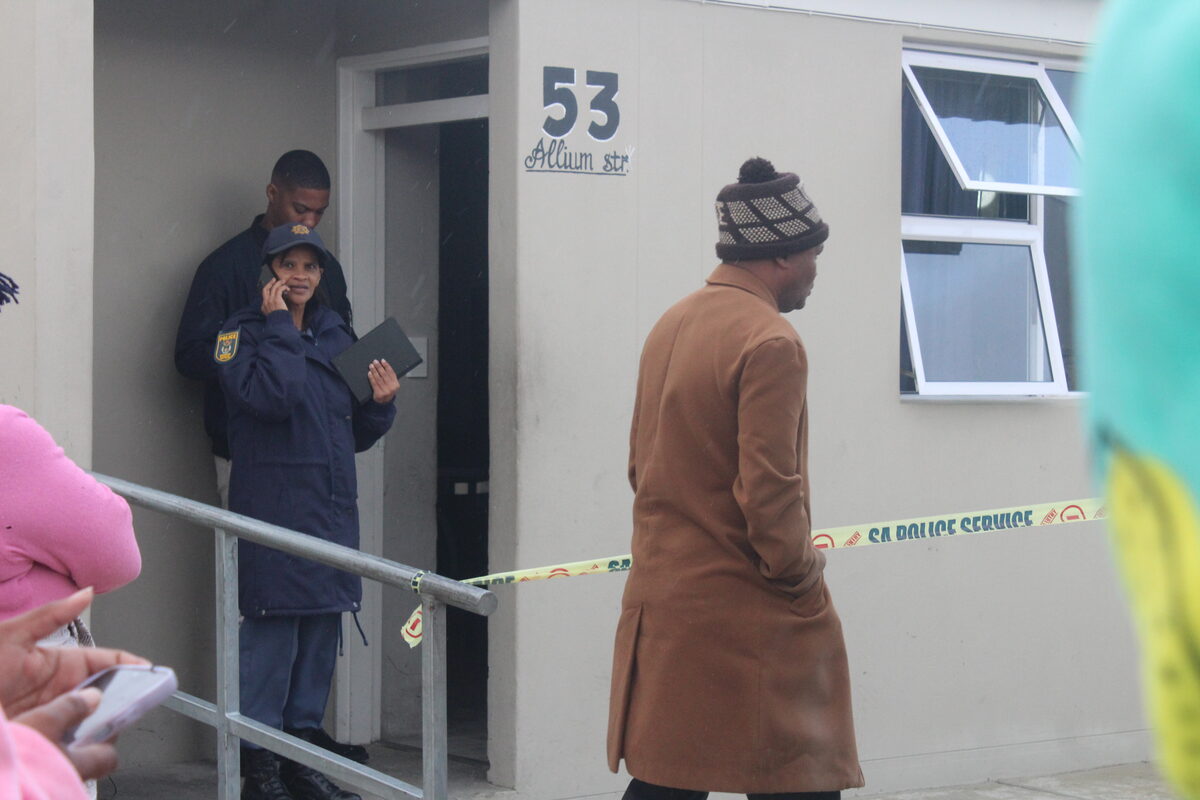 Polisie ondersoek dood van ouma (70) en kleindogter in Macassar Heights